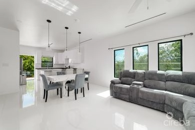 HYRE VIEW - 3 BED, 2 BATH DUPLEX