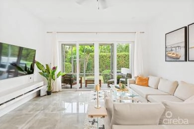 ELEVEN PARC TOWNHOME – PRIME LOCATION IN SEVEN MILE BEACH CORRIDOR