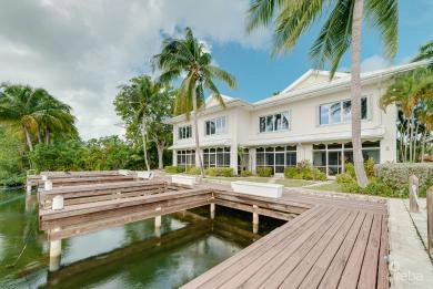 THE MOORINGS, STUNNING CANAL FRONT TOWNHOME, 3 BED 3.5 BATHROOM WITH GORGEOUS VIEWS OF THE CANAL
